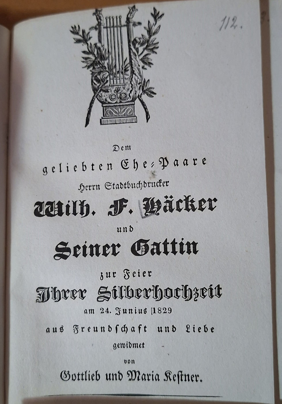 Abb. 1: Titelblatt des Gedichts zur Silberhochzeit des Buchdruckers Wilhelm Ferdinand Häcker (1780-1852) u. seiner Frau Juliane Elisabeth Müller (CSA 140 Baltikum 8, I/112)