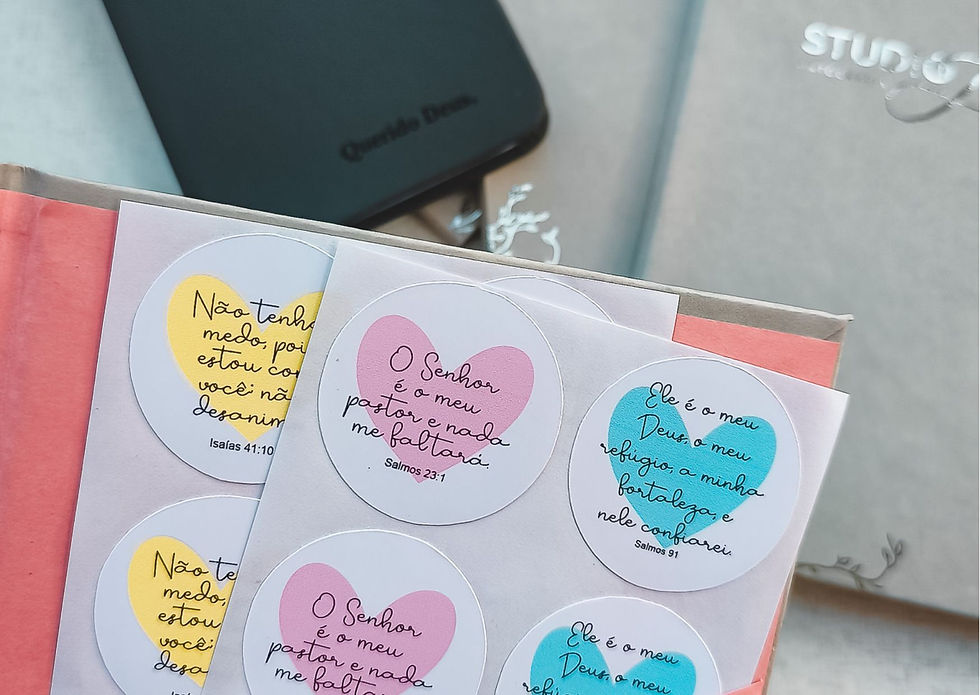 Detalhe de adesivos em formato de coração com versículos bíblicos de Salmos e Isaías para devocional. Itens inclusos na coleção Querido Deus da Studio Joy.