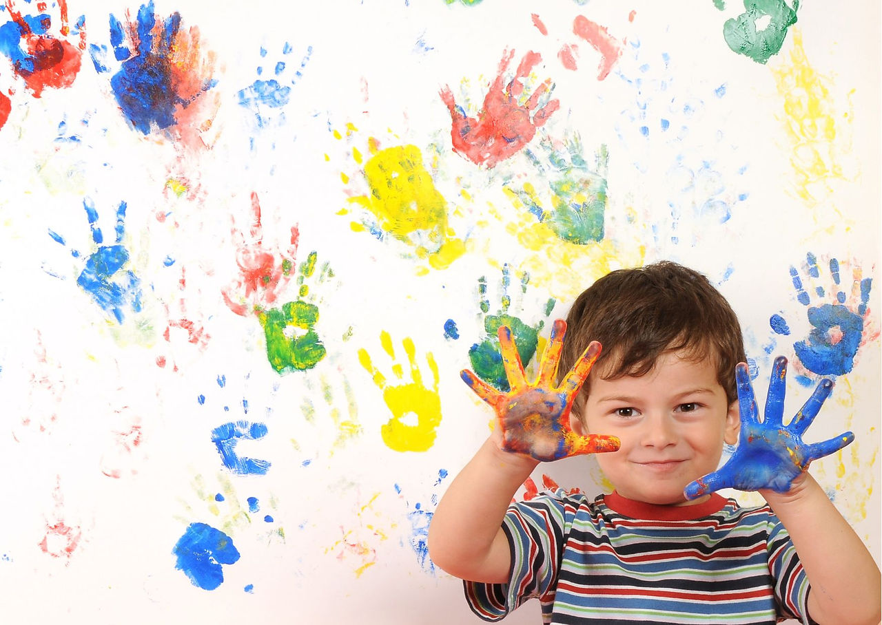 criança menino com maos sujas de tinta