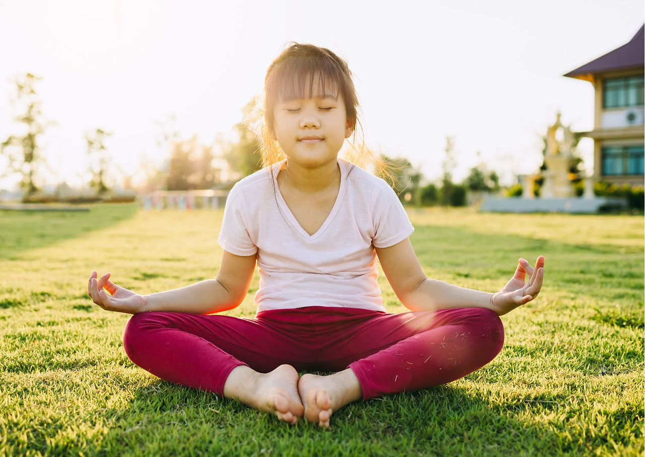 criança fazendo yoga