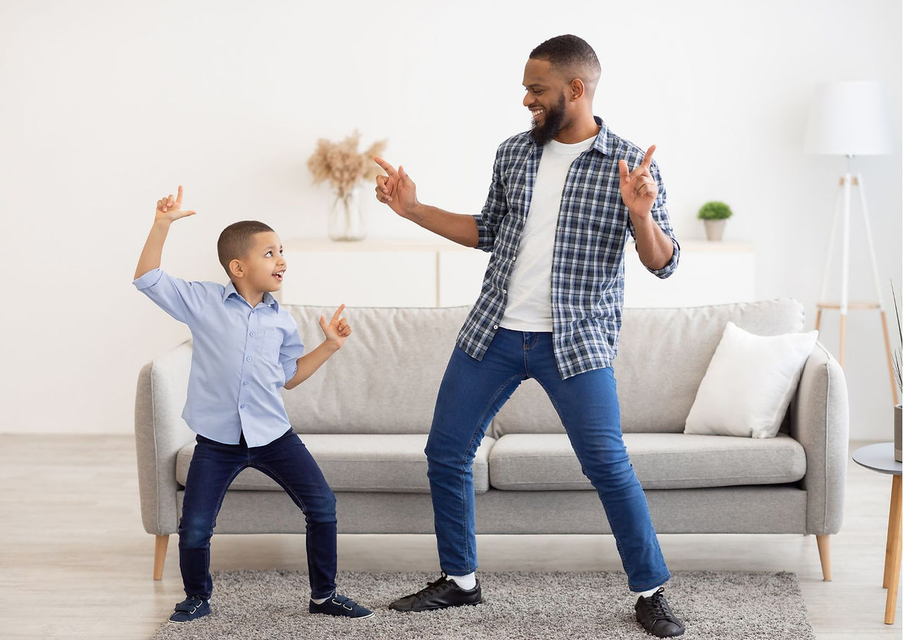 pai e filho dançando