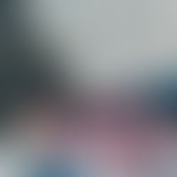 Kit de papelaria cristã com caderneta preta personalizada "Querido Deus", caneta prateada e fotografia de família impressa. Presente afetivo para o Dia das Mães da Studio Joy Memórias.