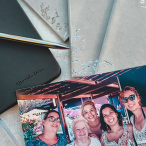 Kit de papelaria cristã com caderneta preta personalizada "Querido Deus", caneta prateada e fotografia de família impressa. Presente afetivo para o Dia das Mães da Studio Joy Memórias.