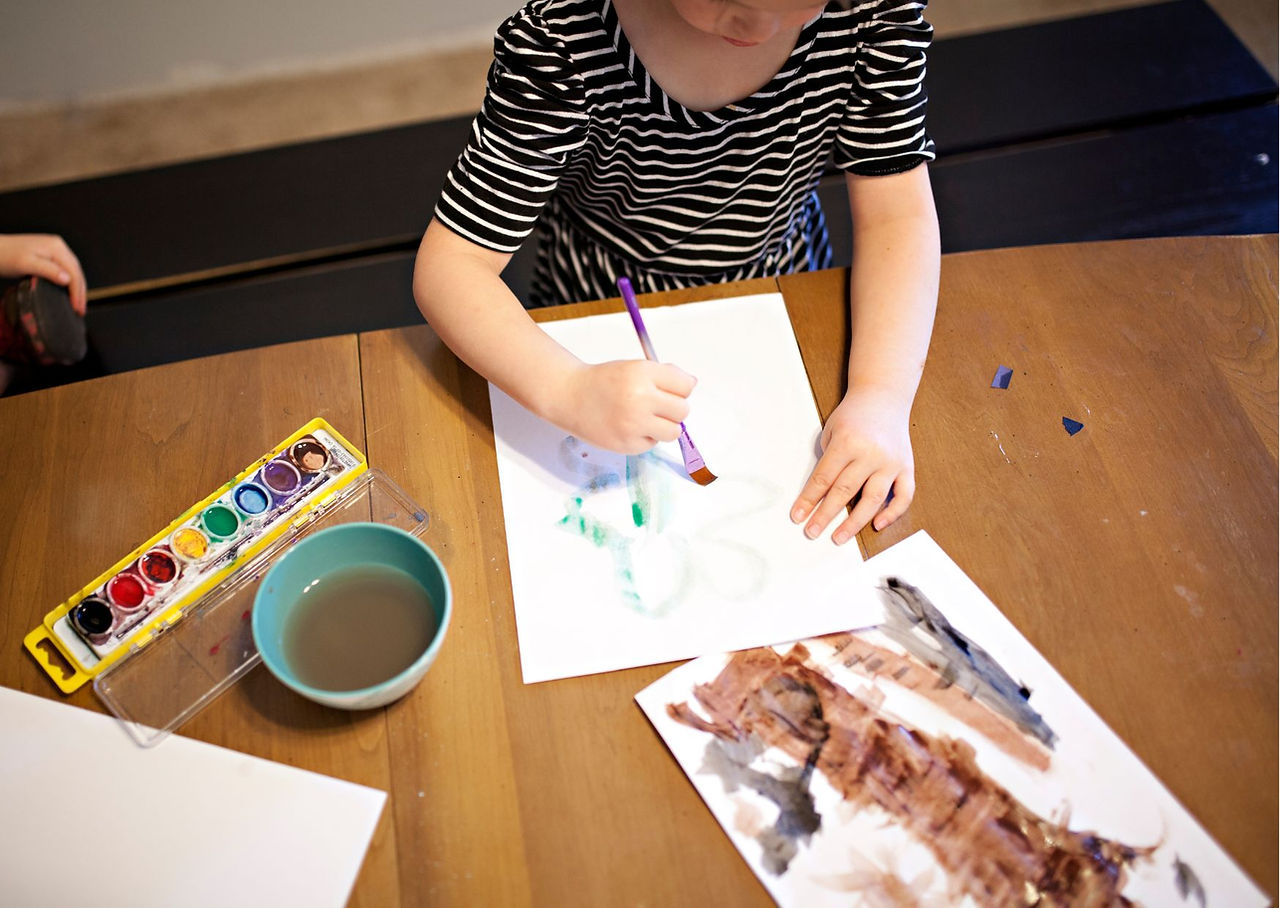 criança pintando em casa