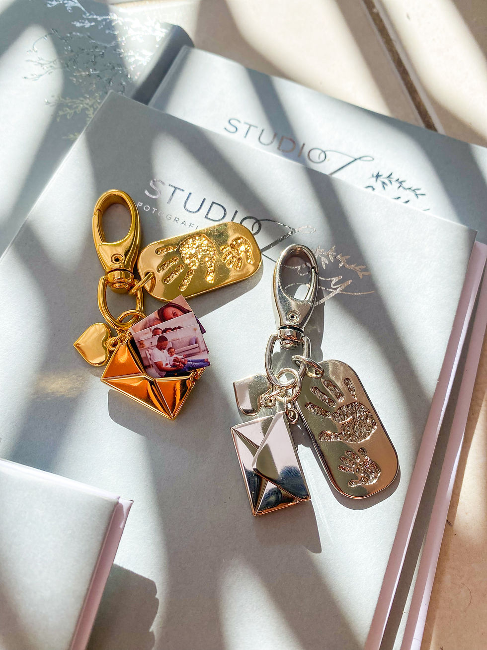 Miniatura: Chaveiro Relicario Carta: Laço Trissomia Cromossomo21 | Coleção Abraço!