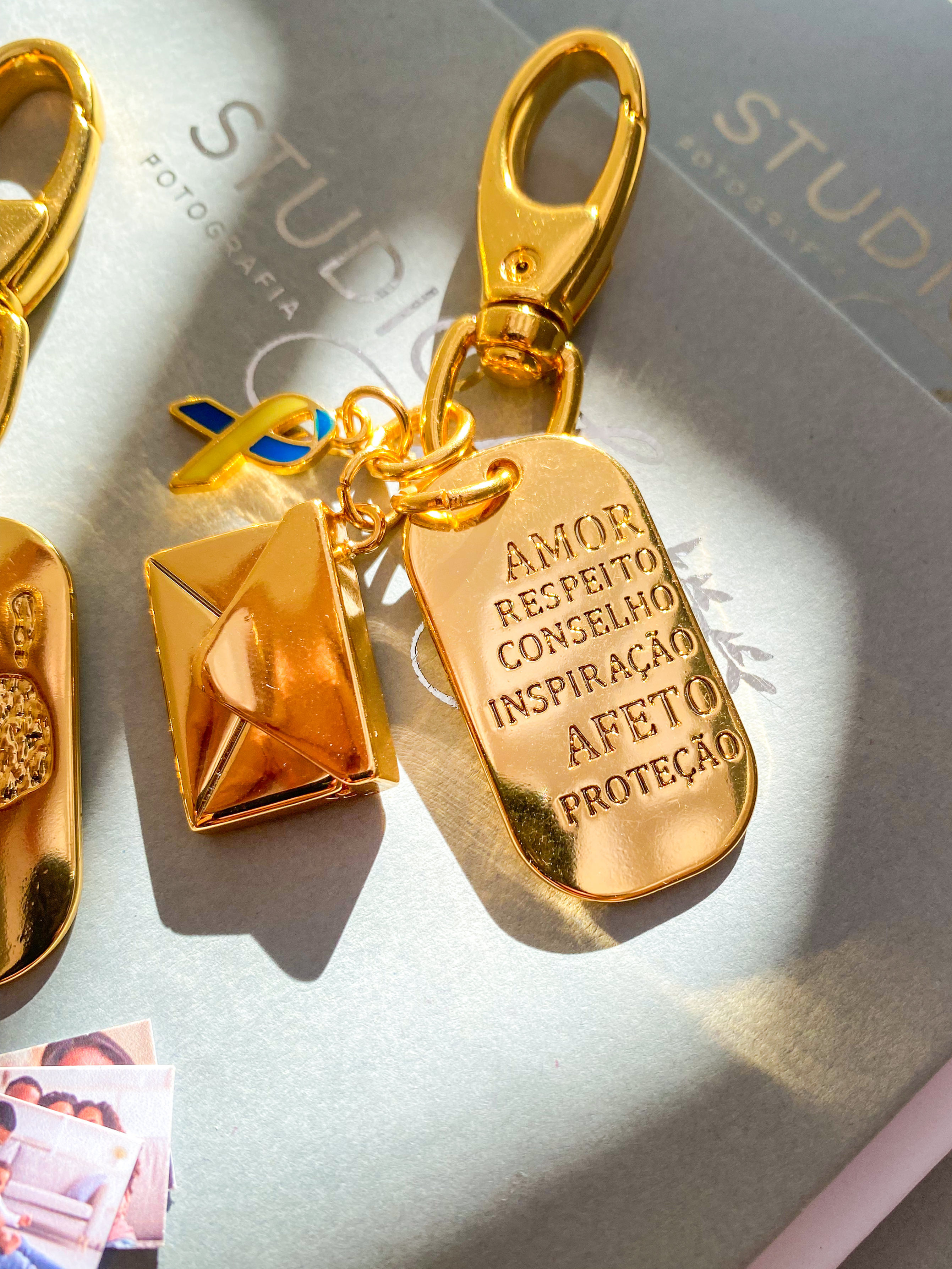 Chaveiro Relicario Carta: Laço Trissomia Cromossomo21 | Coleção Abraço!