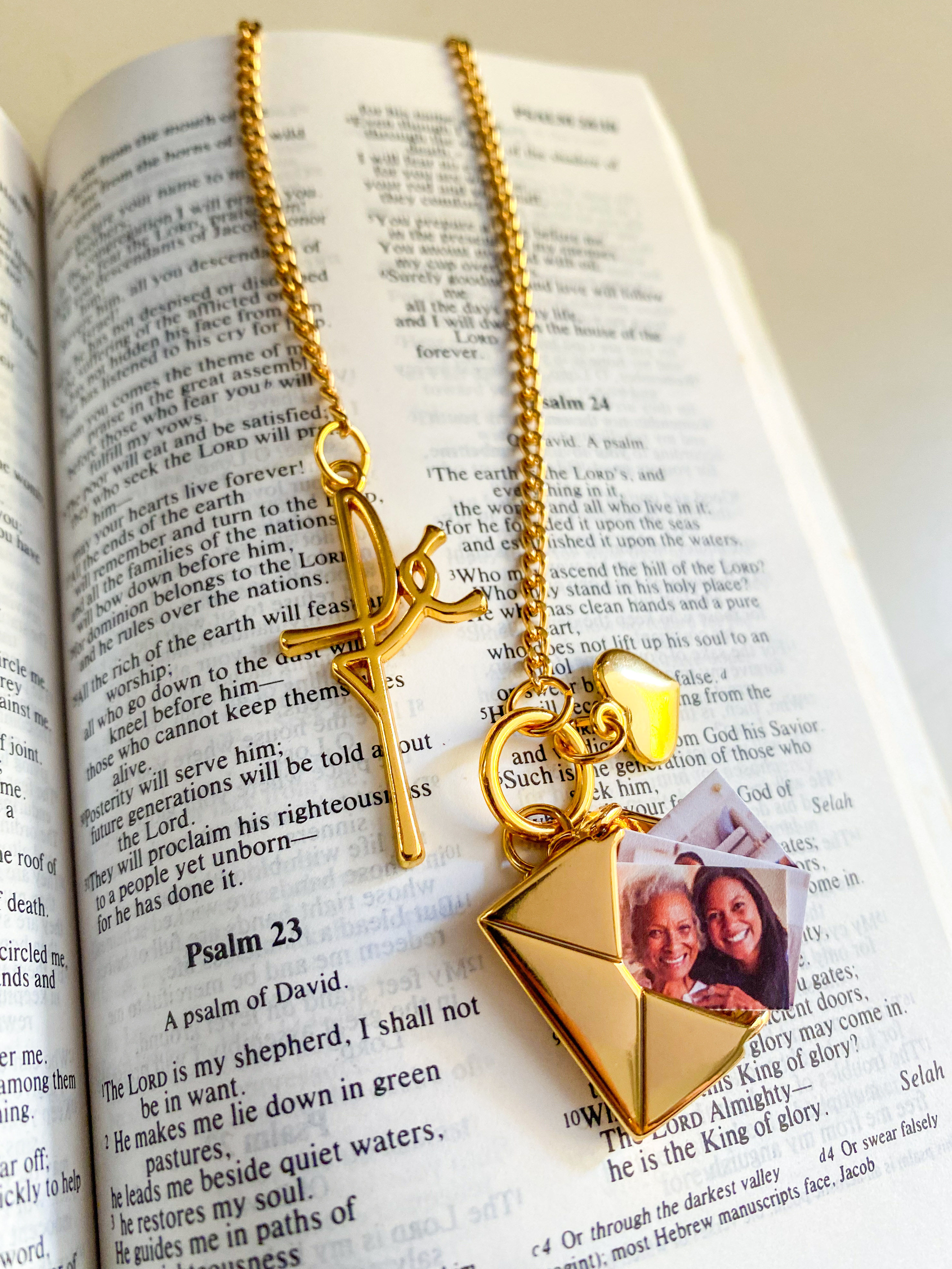 Marcador de Bíblia e de Livros com Relicário | Coleção Tesouros Sagrados