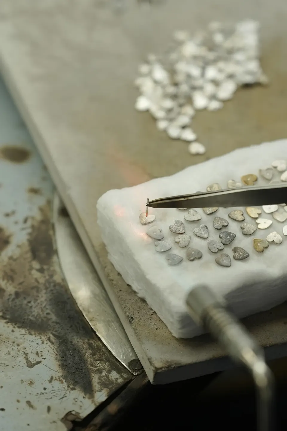 Diamonds arranged on a setting tray