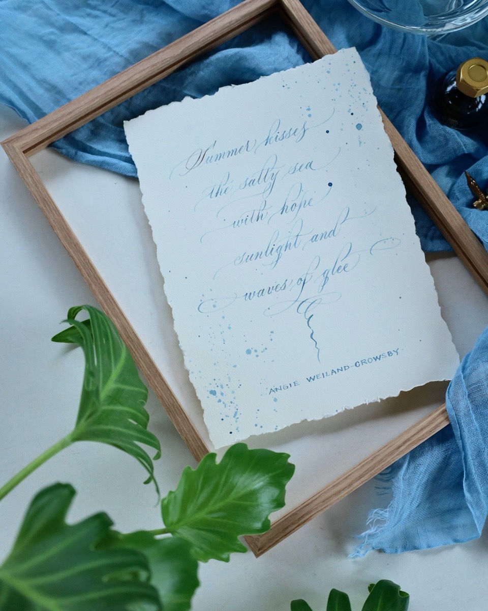 海をテーマにしたquotesを書くことも、カリグラフィー練習の課題にしています。こちらは、Angie Weiland-Crowsbyの詩。仕上げに、波飛沫!