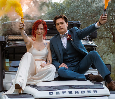 couple avec fumigènes lors d’un shooting d’inspiration mariage en Provence