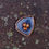 Thumbnail: coupelle n°6  "puzzle" émail noir/argenté contenant 3 noisettes forme triangulaire sur fond moucheté