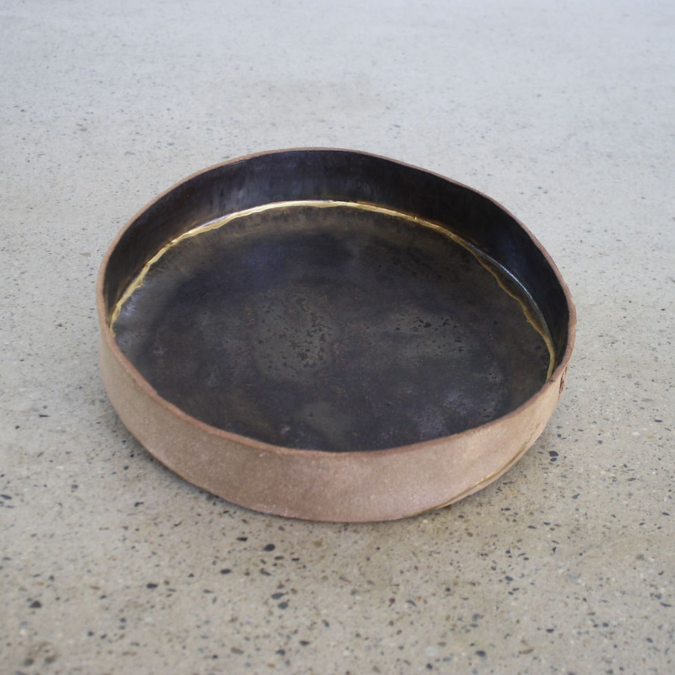 Plat rond en grès clair, émail intérieur noir argenté, réparation Kintsugi, vue du dessus