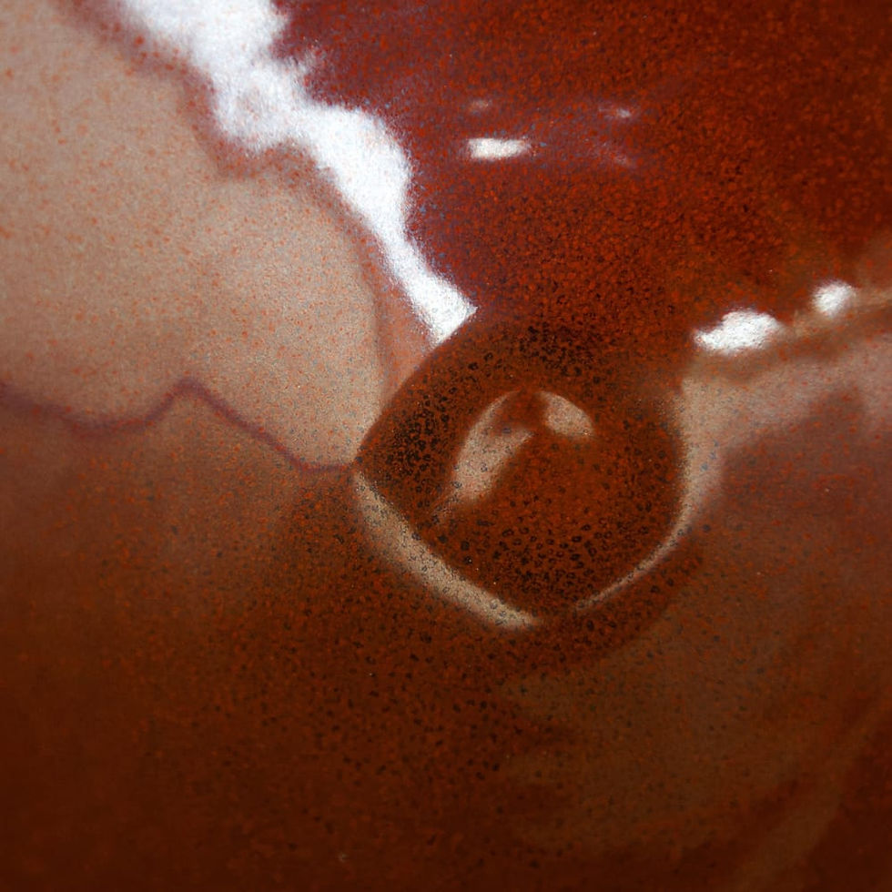 Thumbnail: Détail de Saladier artisanal en grès clair émail intérieur Rouge de Fer, extérieur grès brut sur fond gris