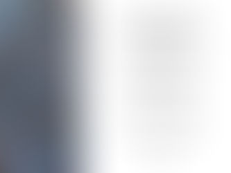 Carton d'invitation pour une visite d'atelier céramique. A gauche une photo d'assiettes atypiques, à droite les infos concernant la visite