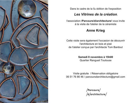 Carton d'invitation pour une visite d'atelier céramique. A gauche une photo d'assiettes atypiques, à droite les infos concernant la visite