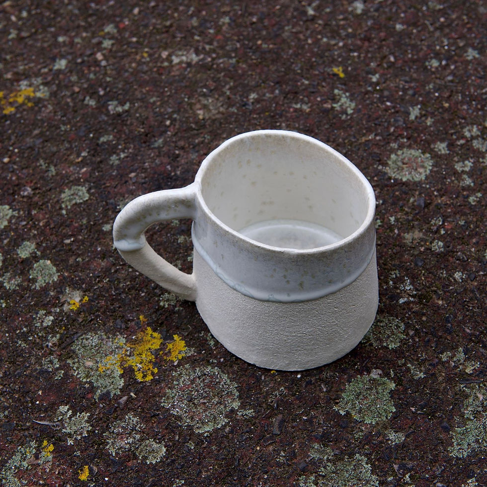 Thumbnail: mug artisanal avec anse grès clair émail blanc à cristallisations sur fond moucheté