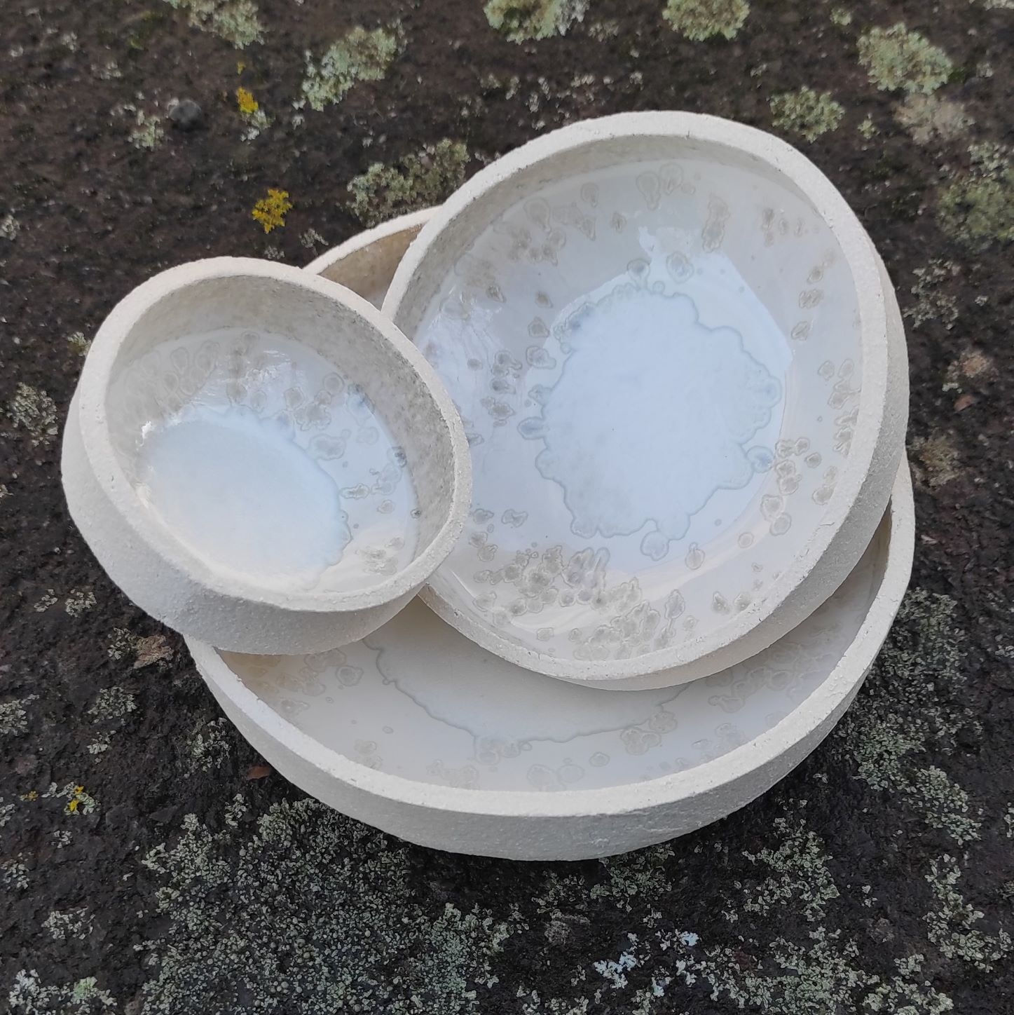 3 Ramequins artisanaux en grès blanc émail blanc avec cristallisations, 3 tailles vue du dessus