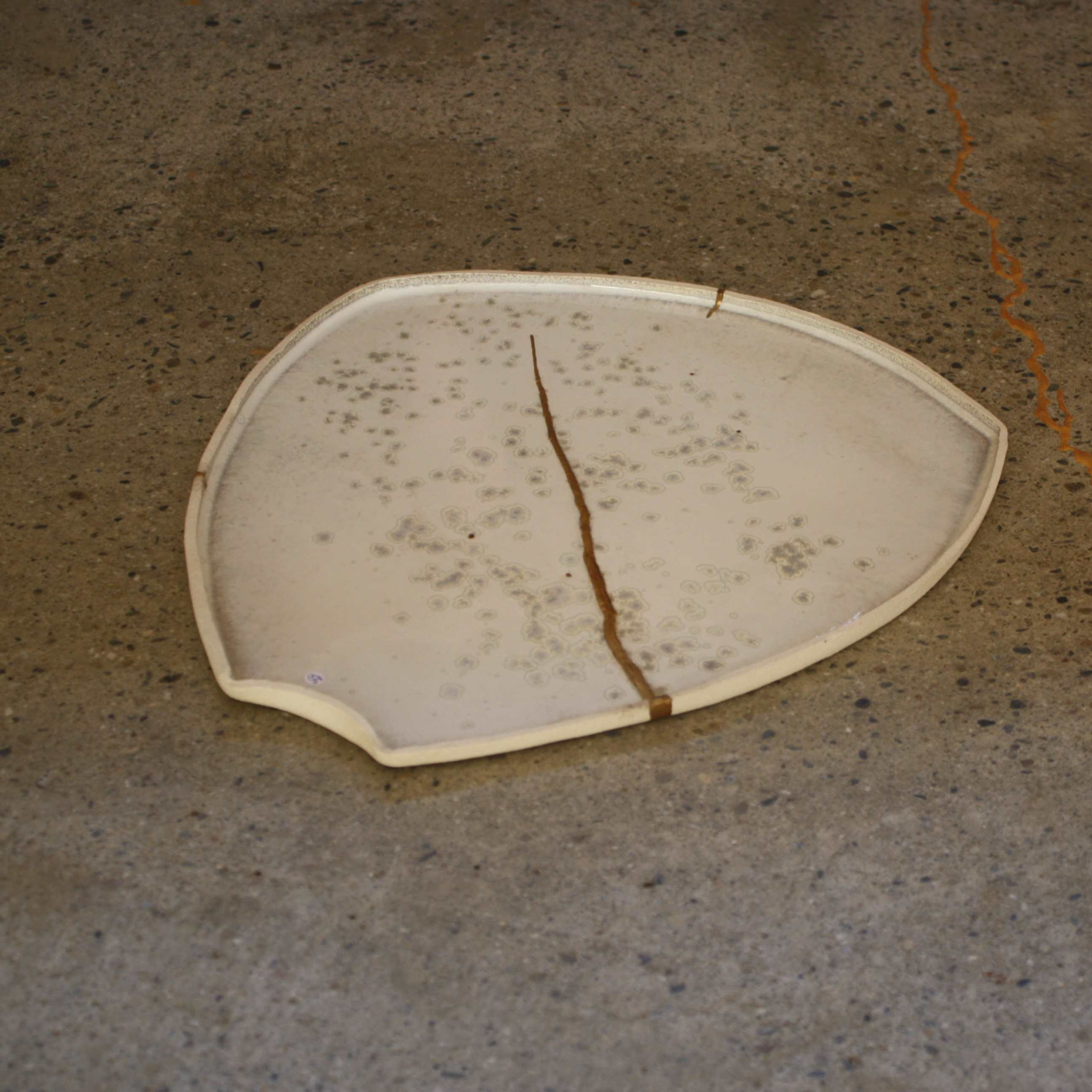 Grand plat artisanal en grès émail blanc/cristallisations forme triangulaire réparation Kintsugi vue du dessus