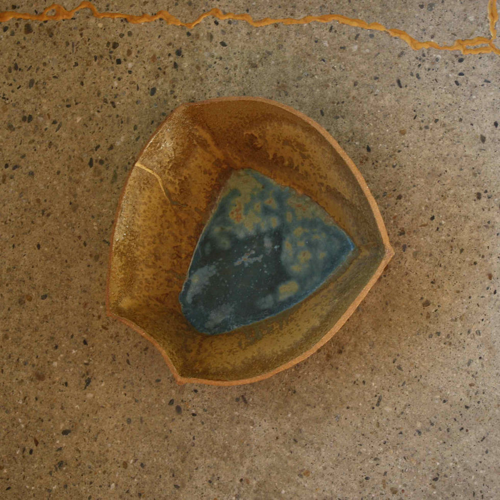 Thumbnail: Saladier artisanal en grès émail jaune/vert/turquoise réparation dorée Kintsugi vue du dessus