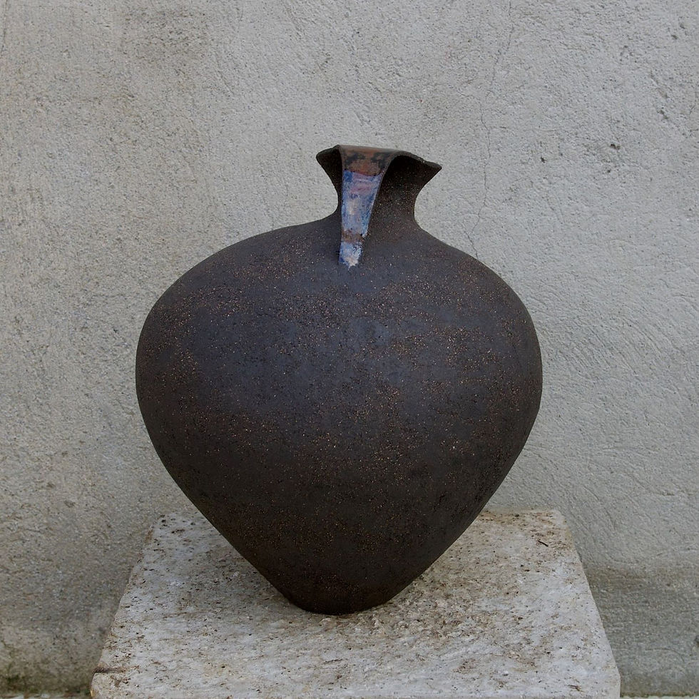 Thumbnail: Grande cruche artisanale décorative design japonisant grès noir sur stèle grise