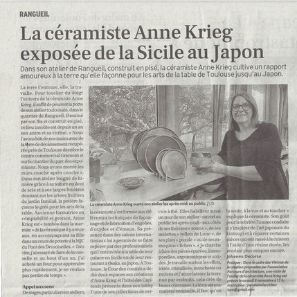 Dans son atelier construit en pisé, la céramiste façonne la terre pour les arts de la table de Toulouse jusqu'au Japon