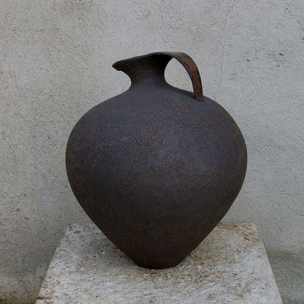 Thumbnail: Grande cruche artisanale décorative design japonisant grès noir sur stèle grise