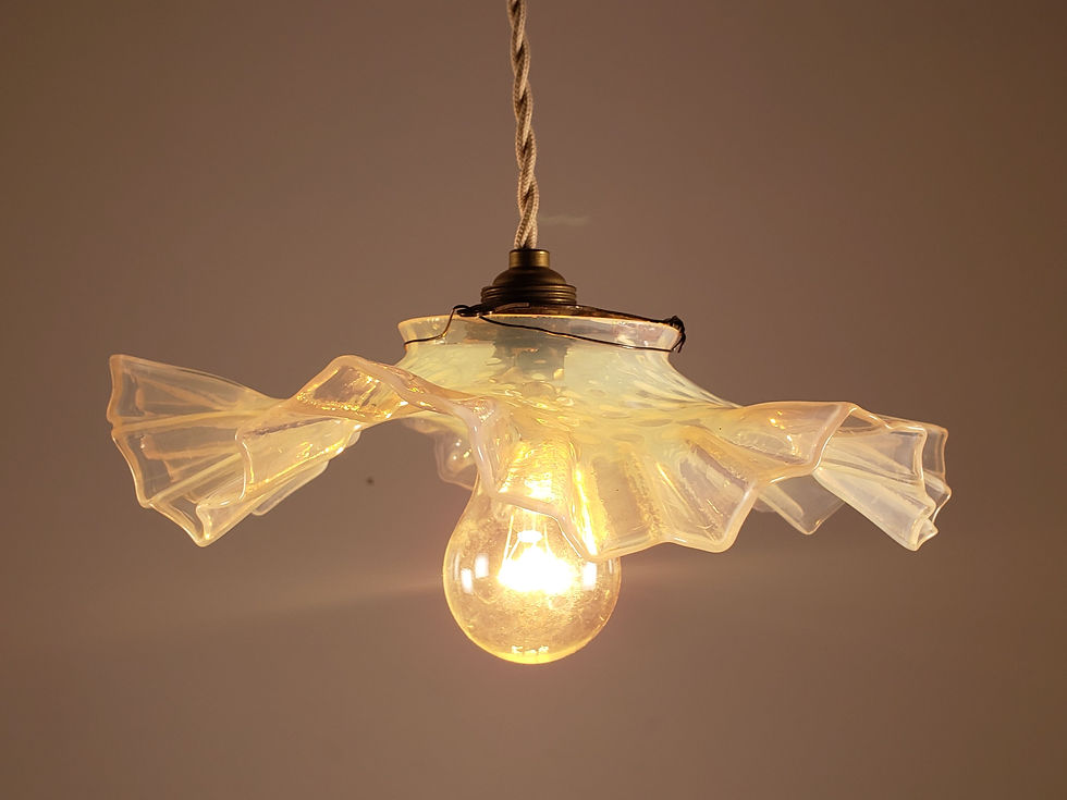 フランスアンティーク 1930年代の吊り下げ ガラス ランプ オパレッソン フリルペンダントランプ