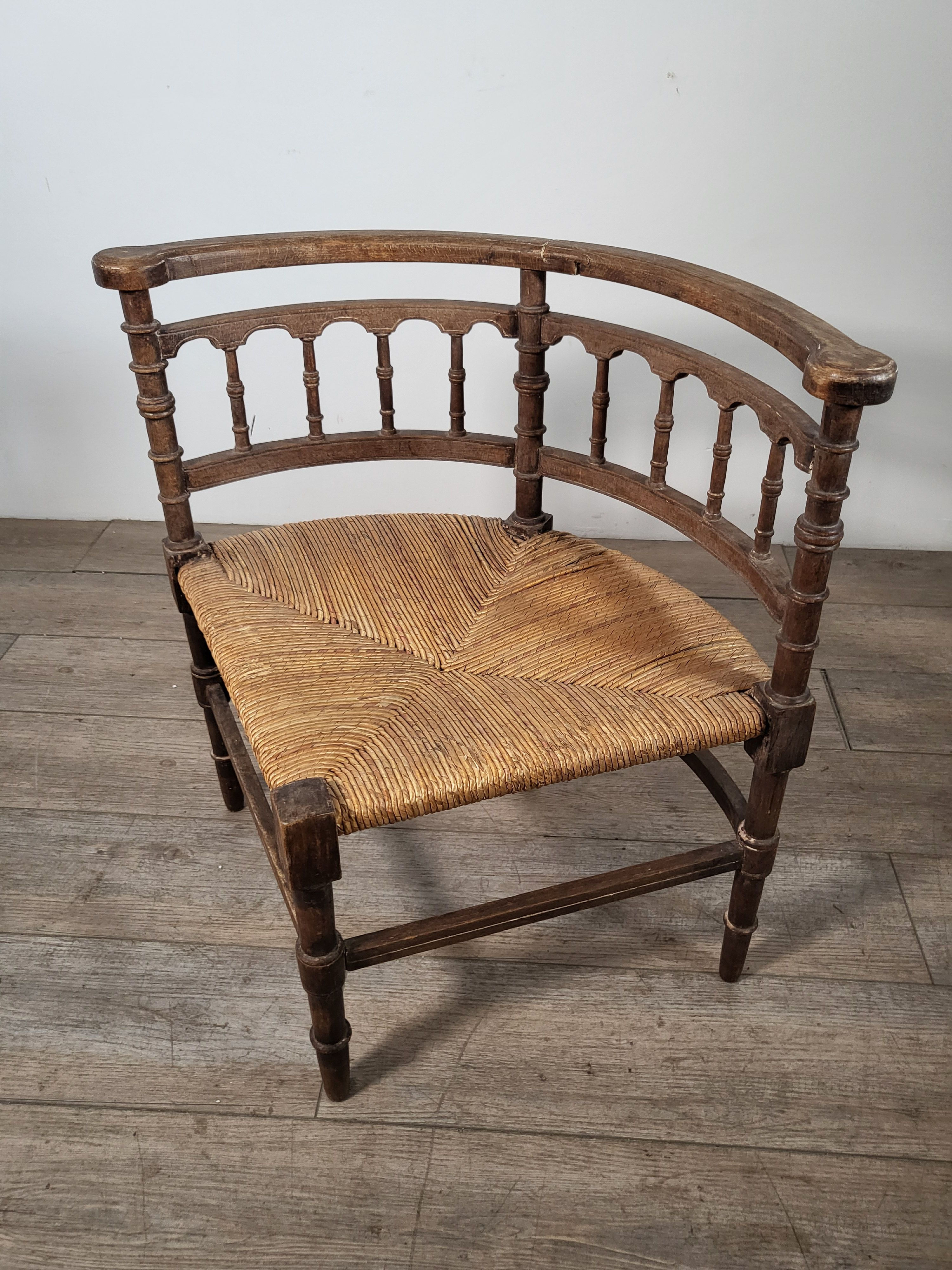 フランス アンティーク  ウッドチェアー　角置きチェアー　個性的チェアー　ショップディスプレー