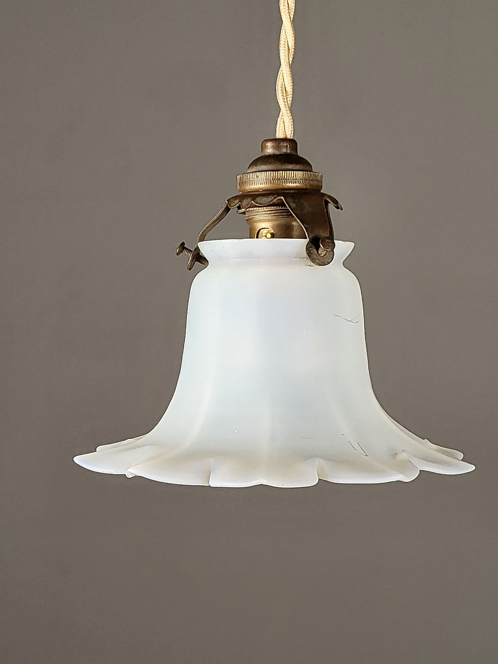フランスアンティーク 1930年代の吊り下げ オパールセント乳白色 手吹きランプ お洒落なランプ 王道クラシック ショップディスプレー