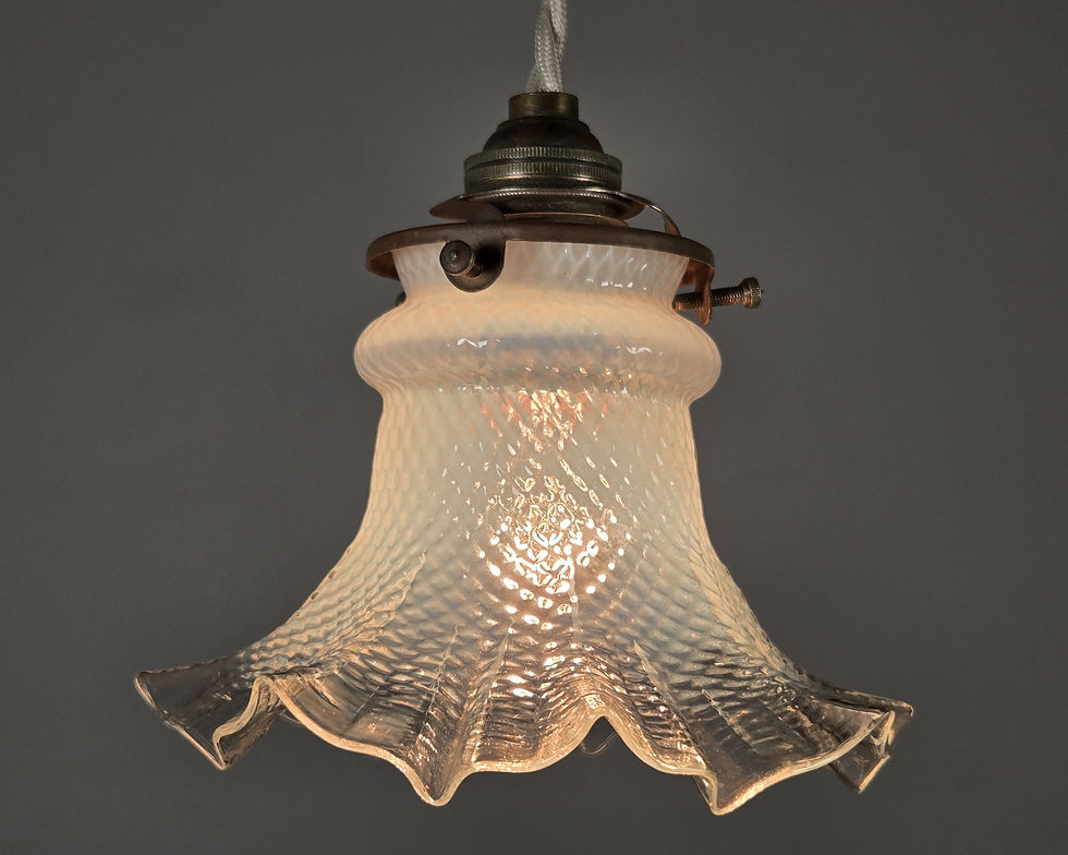 Miniature : フランスアンティーク　１９２０年代ガラスシェード ランプ 　薄い白　　可愛いオパールセント　　雰囲気の良いランプ　お洒落ランプ