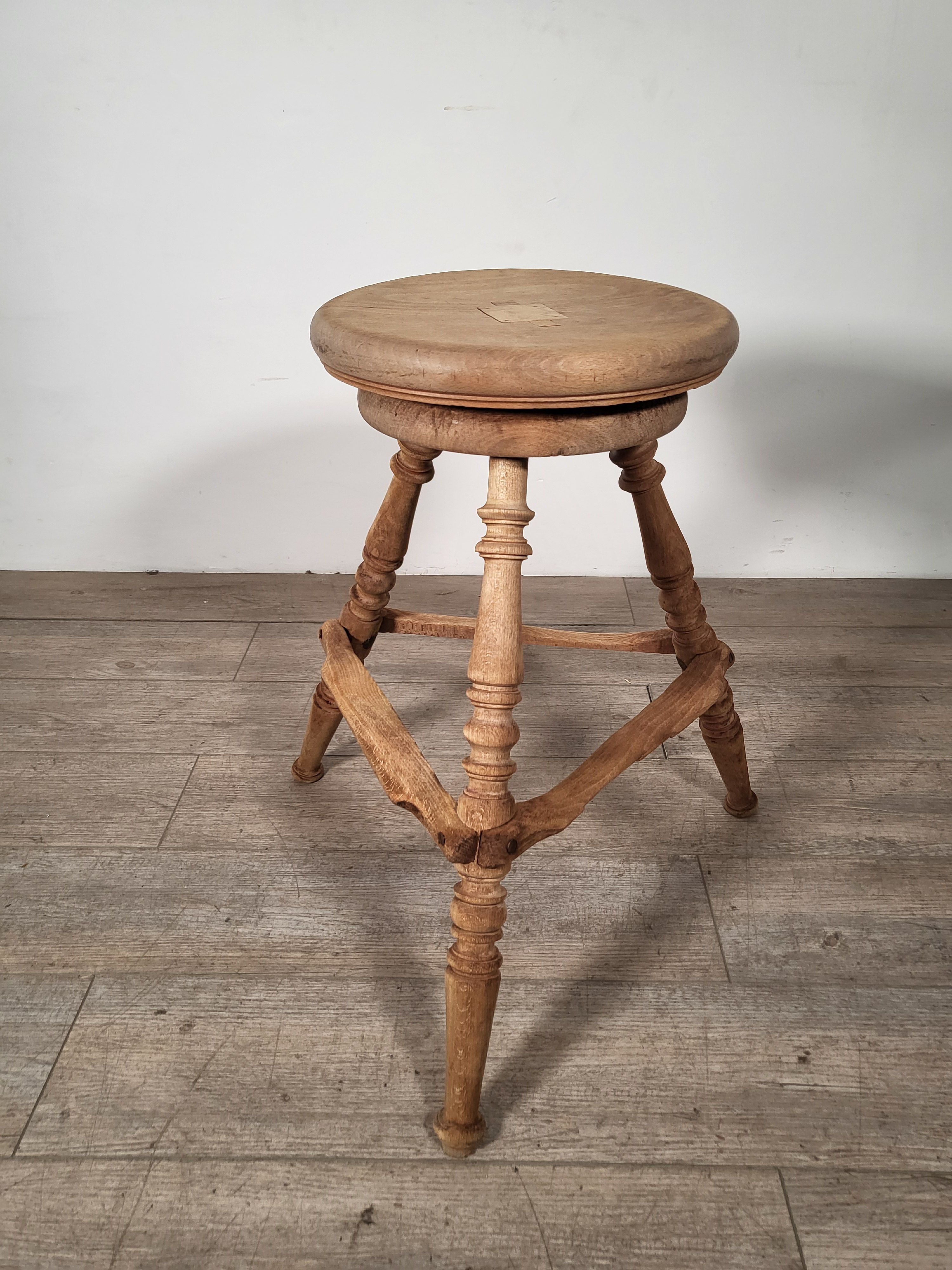 フランス アンティーク　木製スツール　リュスティック　高めスツール　円形スツール　ハイスツール　ショップディスプレ　店舗什器