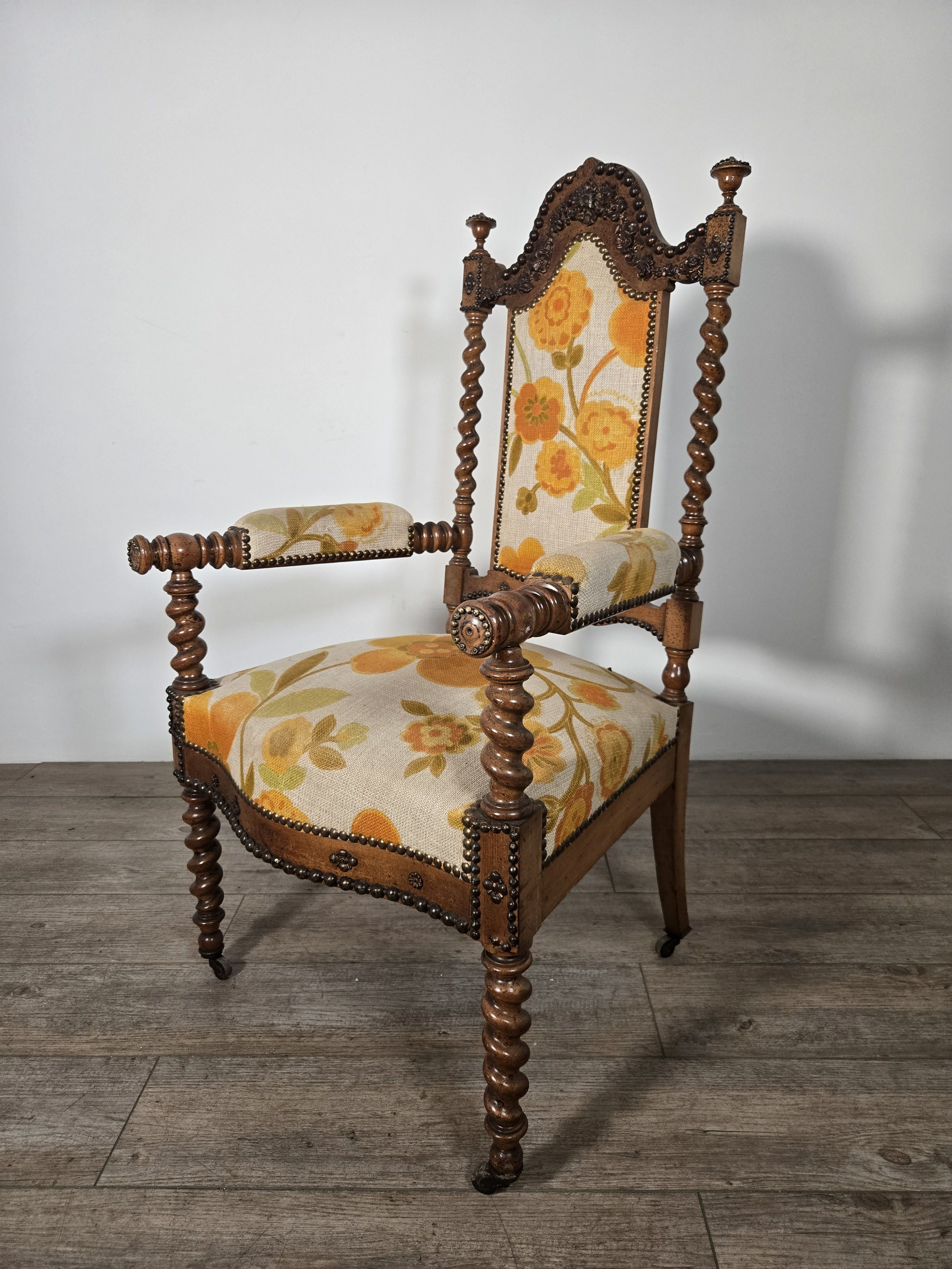 フランス アンティーク ウッドアームチェア　王様のような椅子　キャスター付き椅子　絵になる椅子　ショップディスプレー