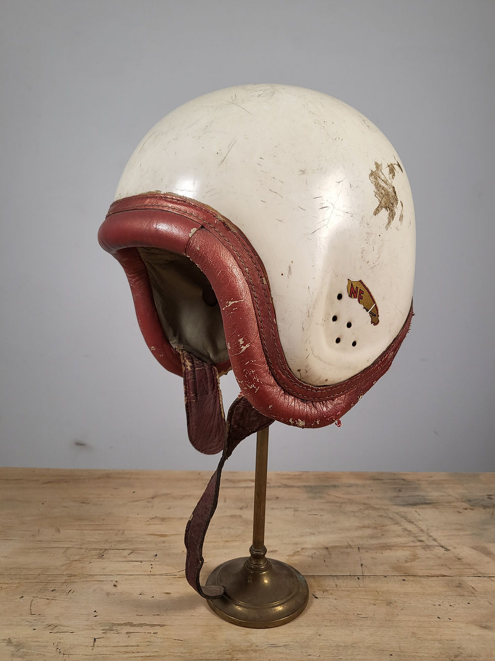 フランス ヴィンテージ ヘルメット 白 バイク好き レトロディスプレー カッコいいディスプレー ショップディスプレー