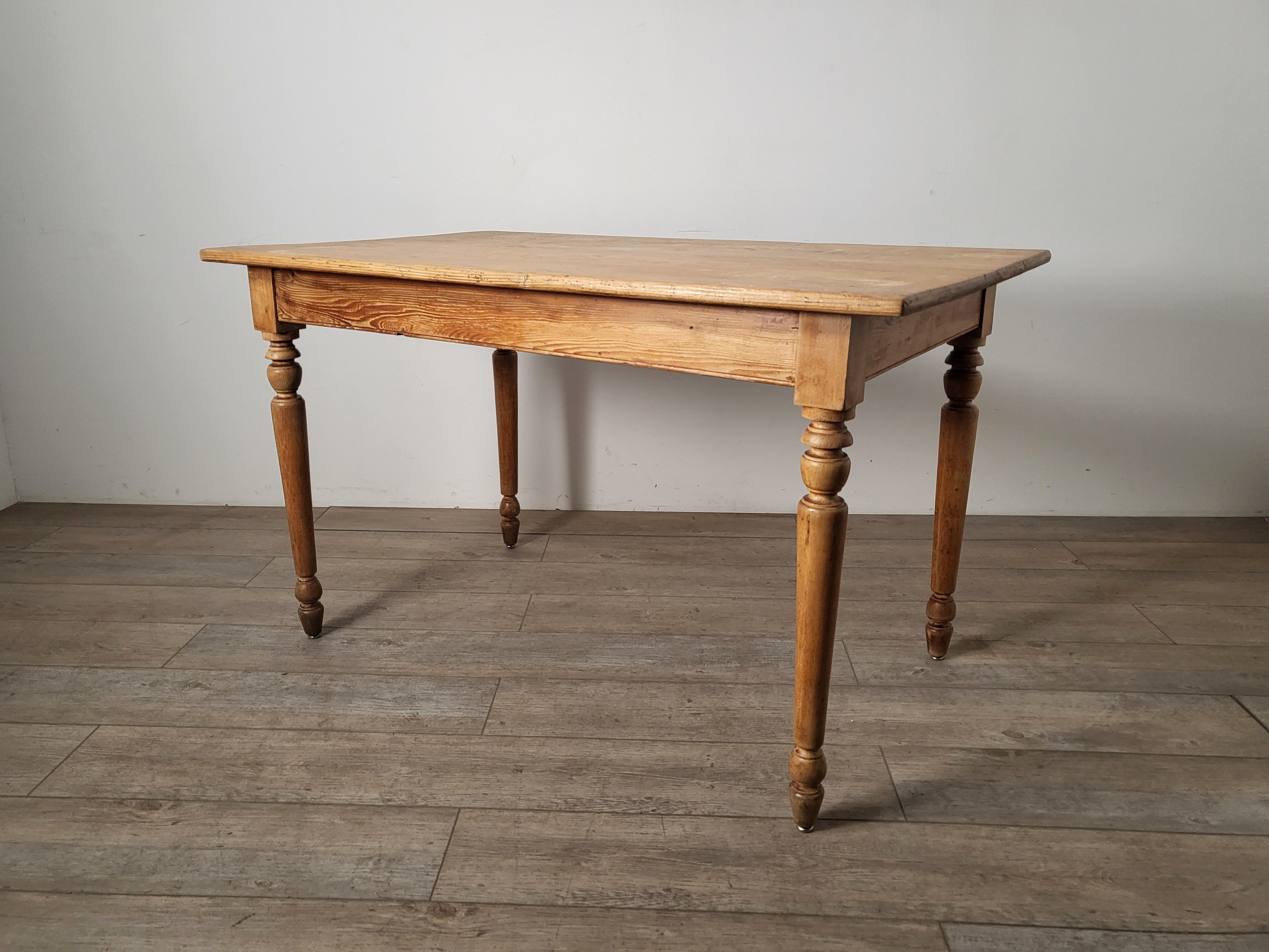 フランス アンティーク パイン材のテーブル