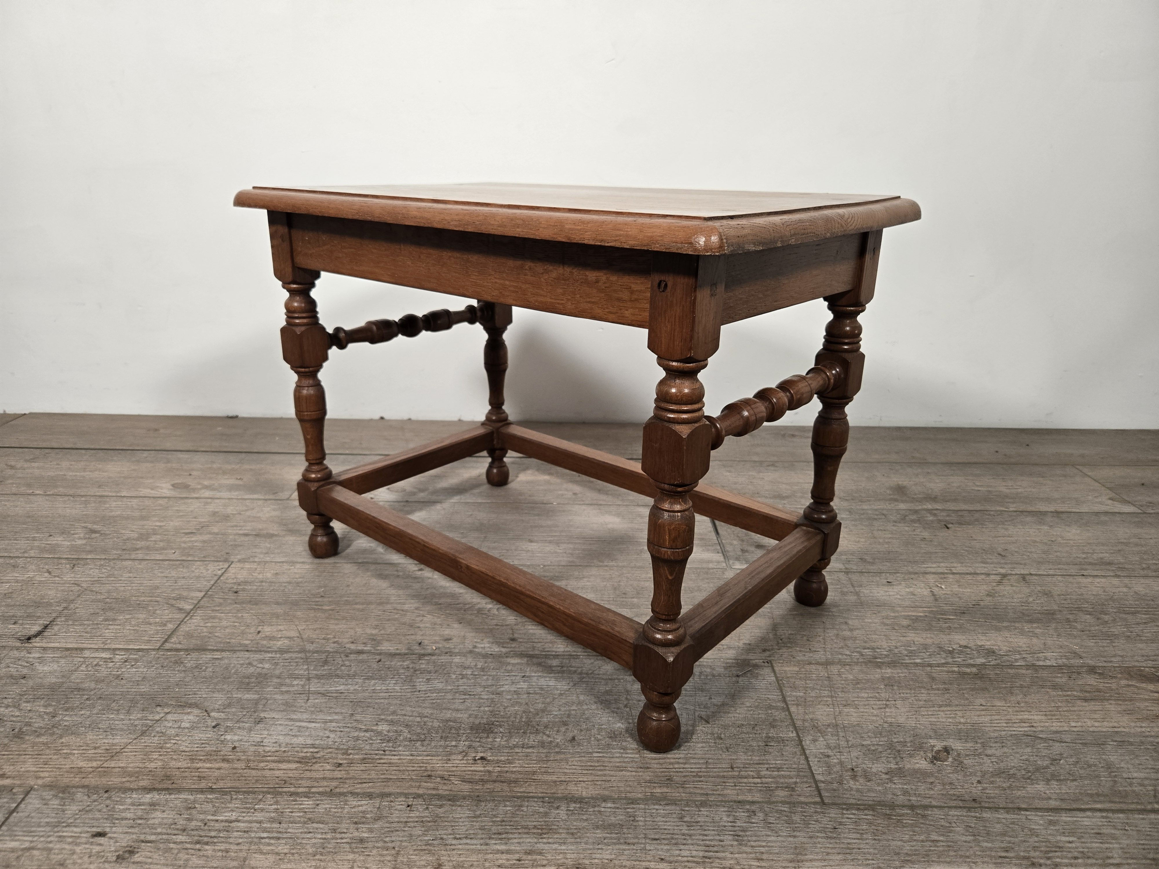 フランス アンティーク 木製小さめテーブル　ソファー横テーブル　シンプル　お洒落なテーブル　ショップディスプレー　店舗什器