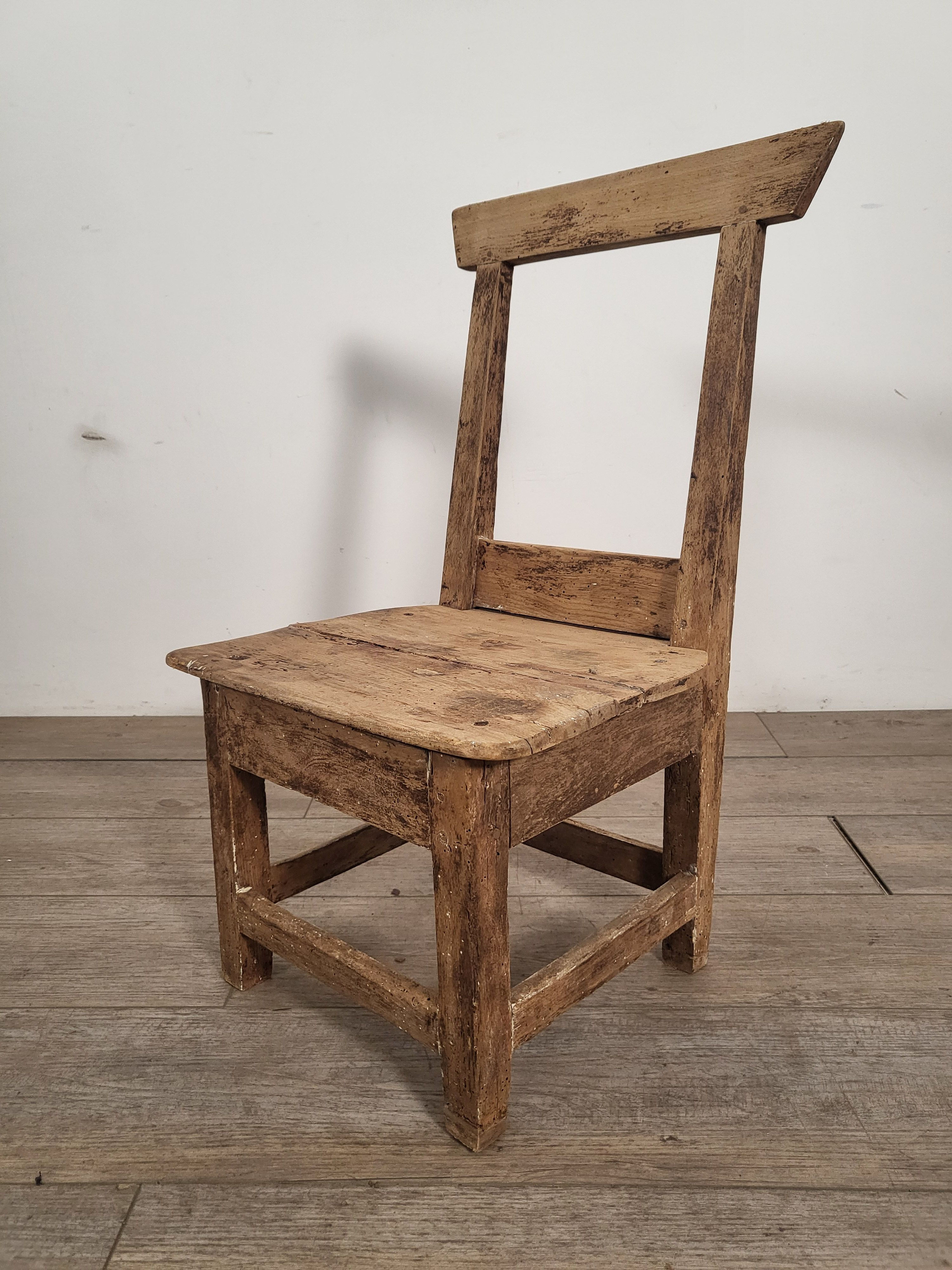 フランスアンティーク　木の椅子　人気の高い　絵になる椅子　　お洒落な椅子　小っちゃい椅子 ショップディスプレー店舗什器