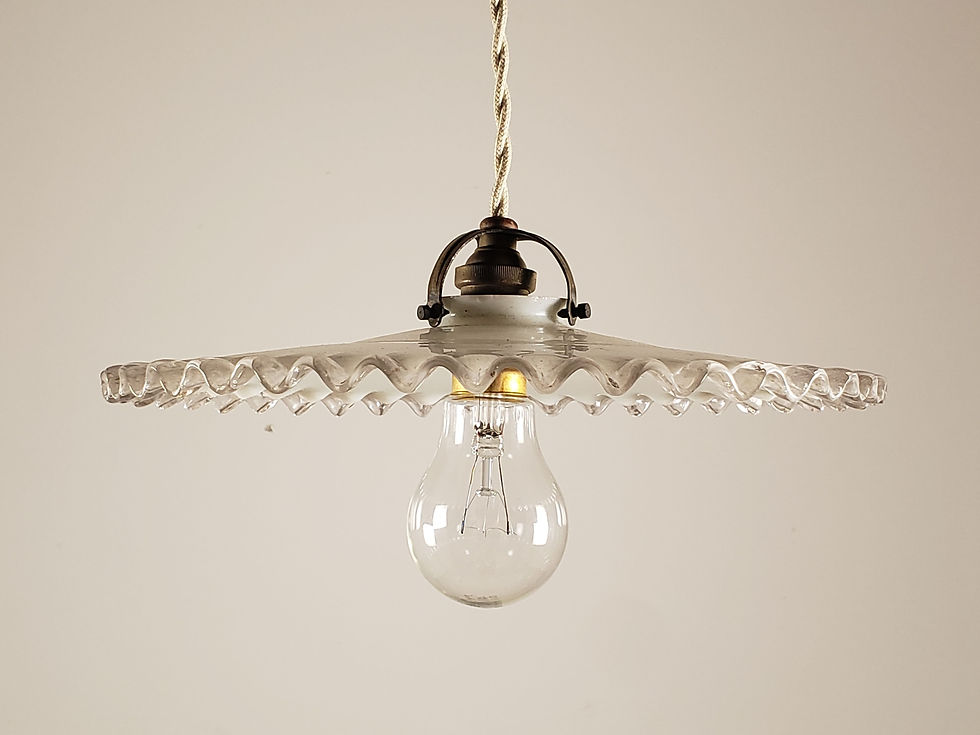 フランスアンティーク 1930年代の吊り下げ ガラス ランプ 乳白色のシェード