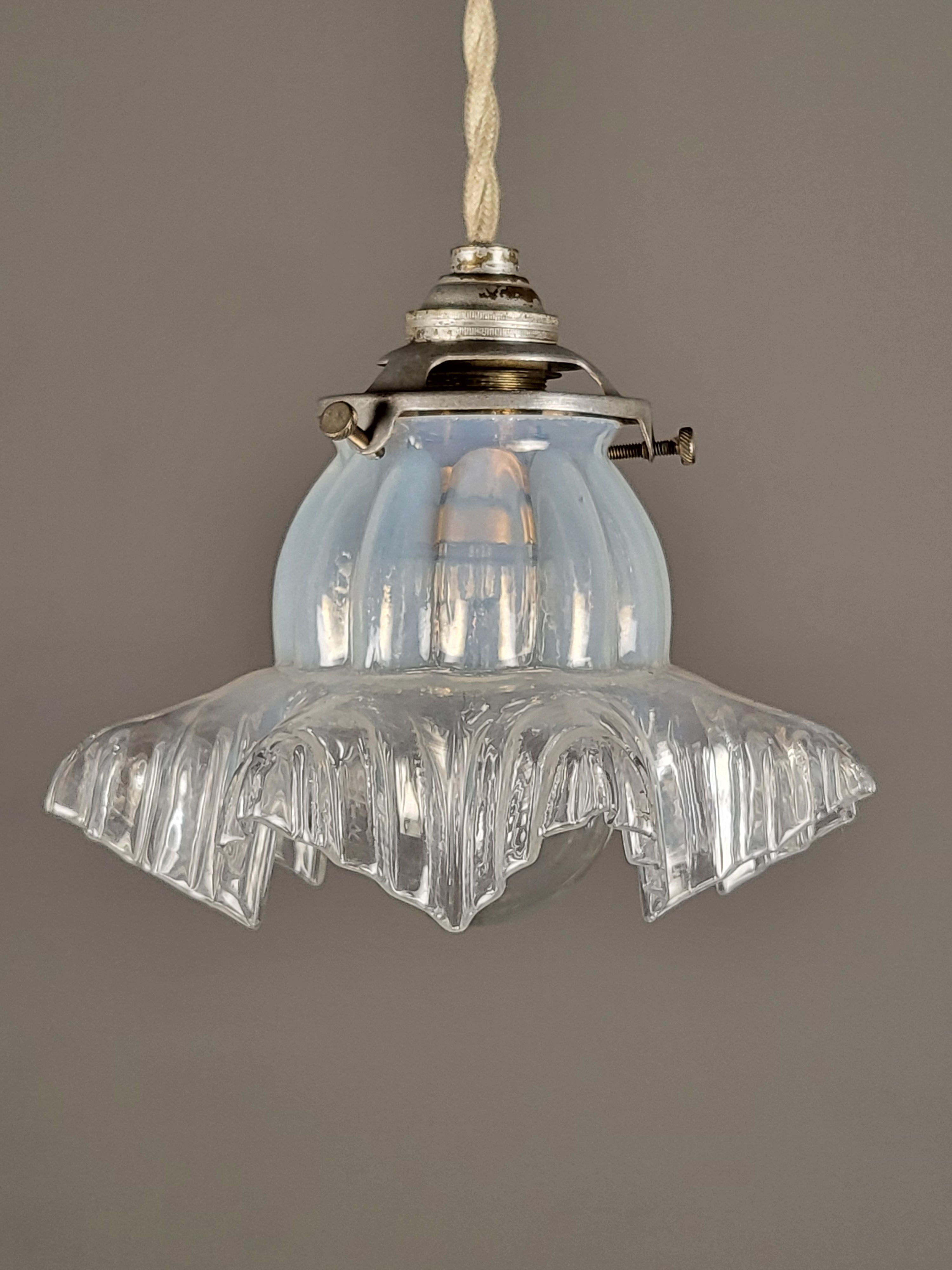 フランスアンティーク  1920年代の吊り下げ ガラス ランプ　オパレッソン　可愛いランプ　ショップデイスプレイ　店舗　カフェ