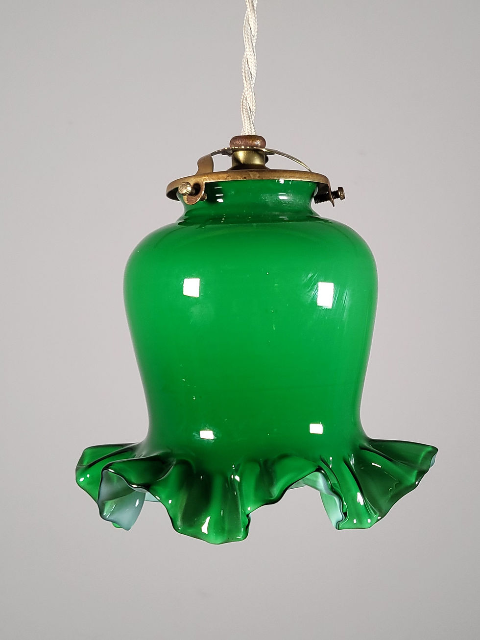 フランスアンティーク 1920年代の吊り下げランプ グリーンのフリフリランプ 印象に残るランプ 特別感 カフェ レストラン ショップ