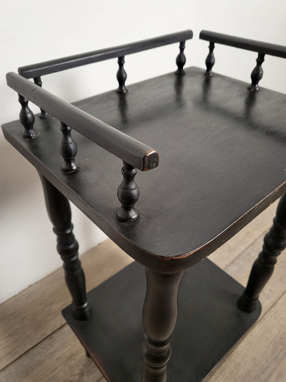 Miniature : フランスアンティーク　ヴィンテージ木製ナイトテーブル　ブラックな家具　ショップデイスプレイ　店舗什器