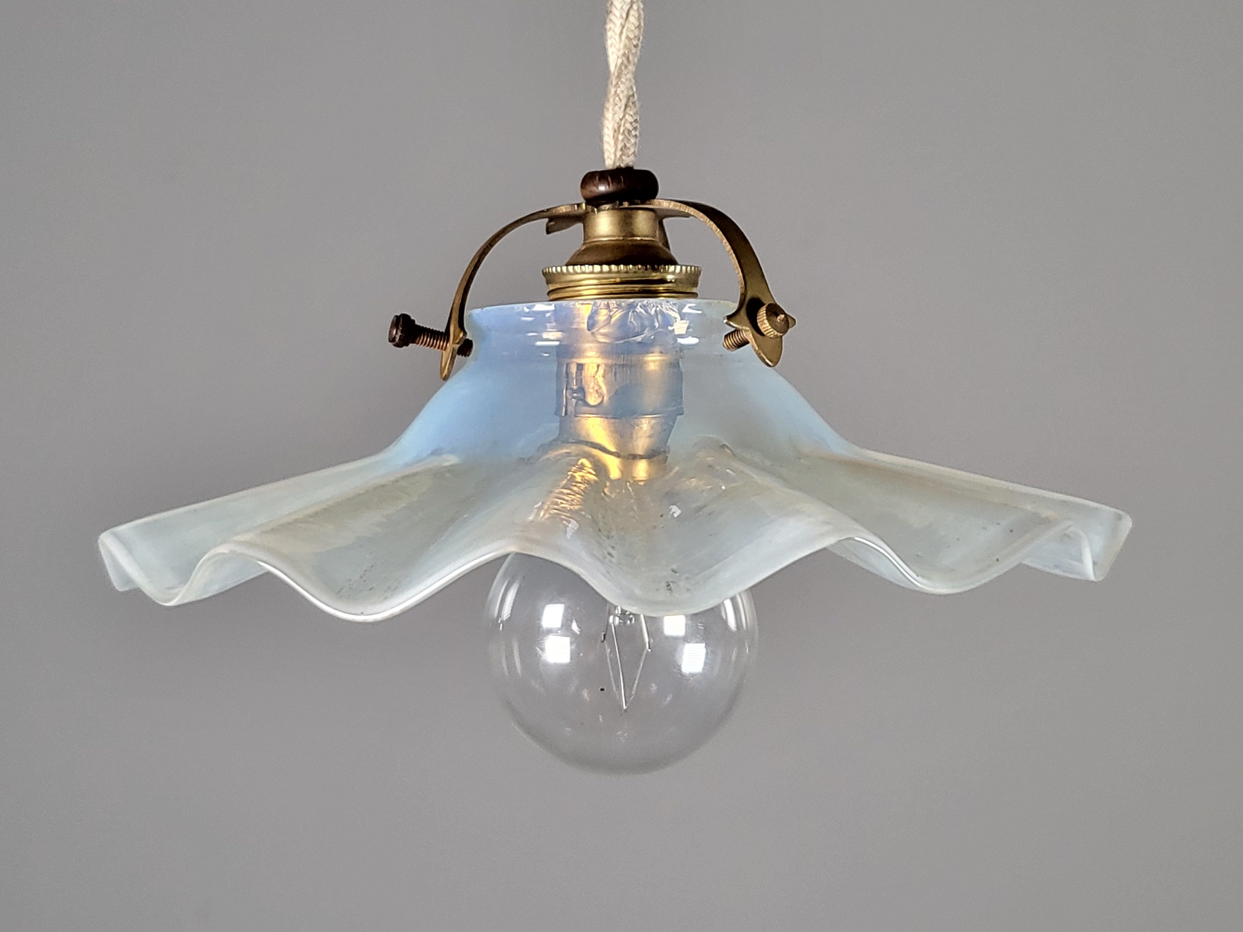 フランスアンティーク 1920年代の吊り下げ ガラス ランプ オパールセント 小さなランプ 可愛いランプ 店舗什器.