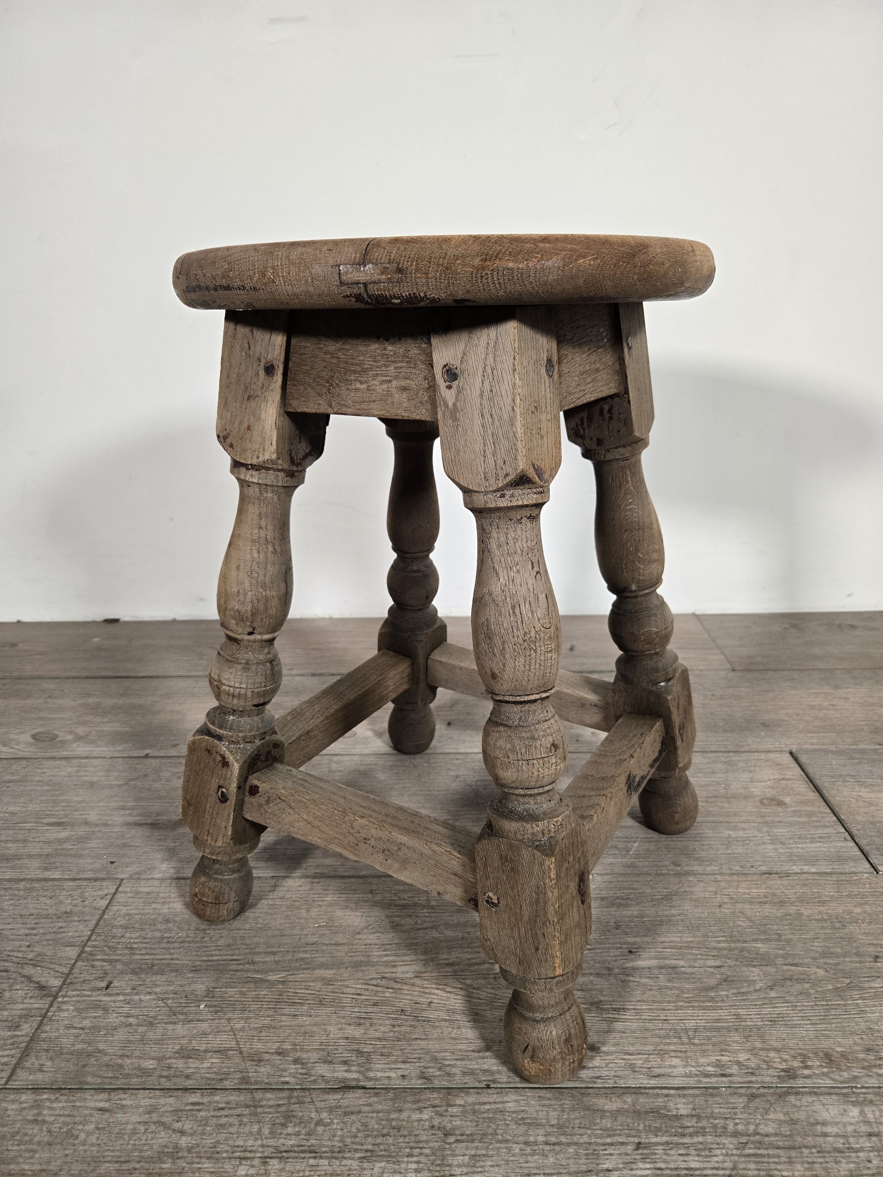 フランス アンティーク木製スツールA リュスティック オーク材 がっしりとした ロレーヌスツール ショップディスプレ 店舗什器