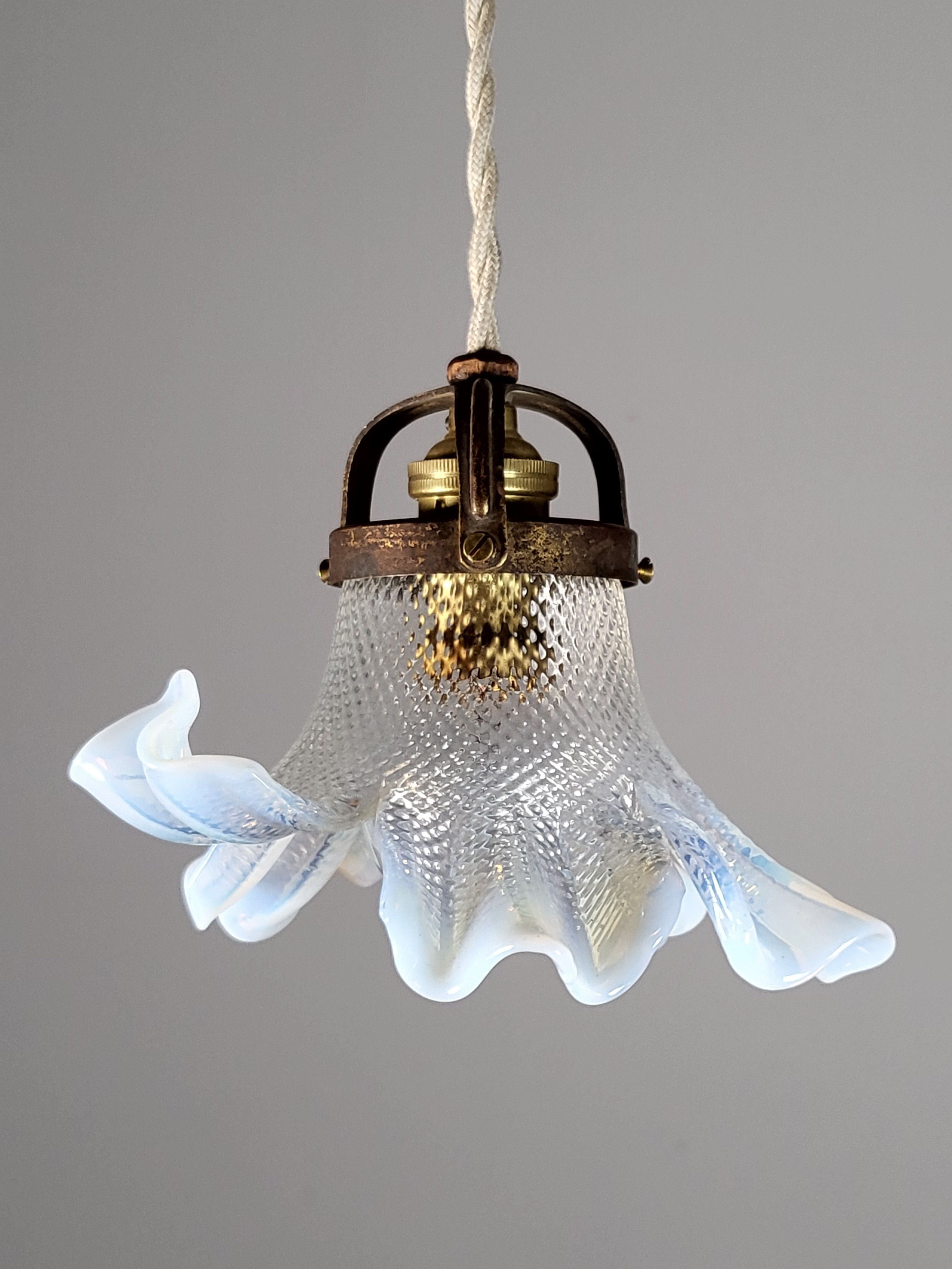 フランスアンティーク  1920年代の吊り下げ ガラス ランプ　躍動感のあるランプ　 オパールセント　珍しいランプ　ショップディスプレー