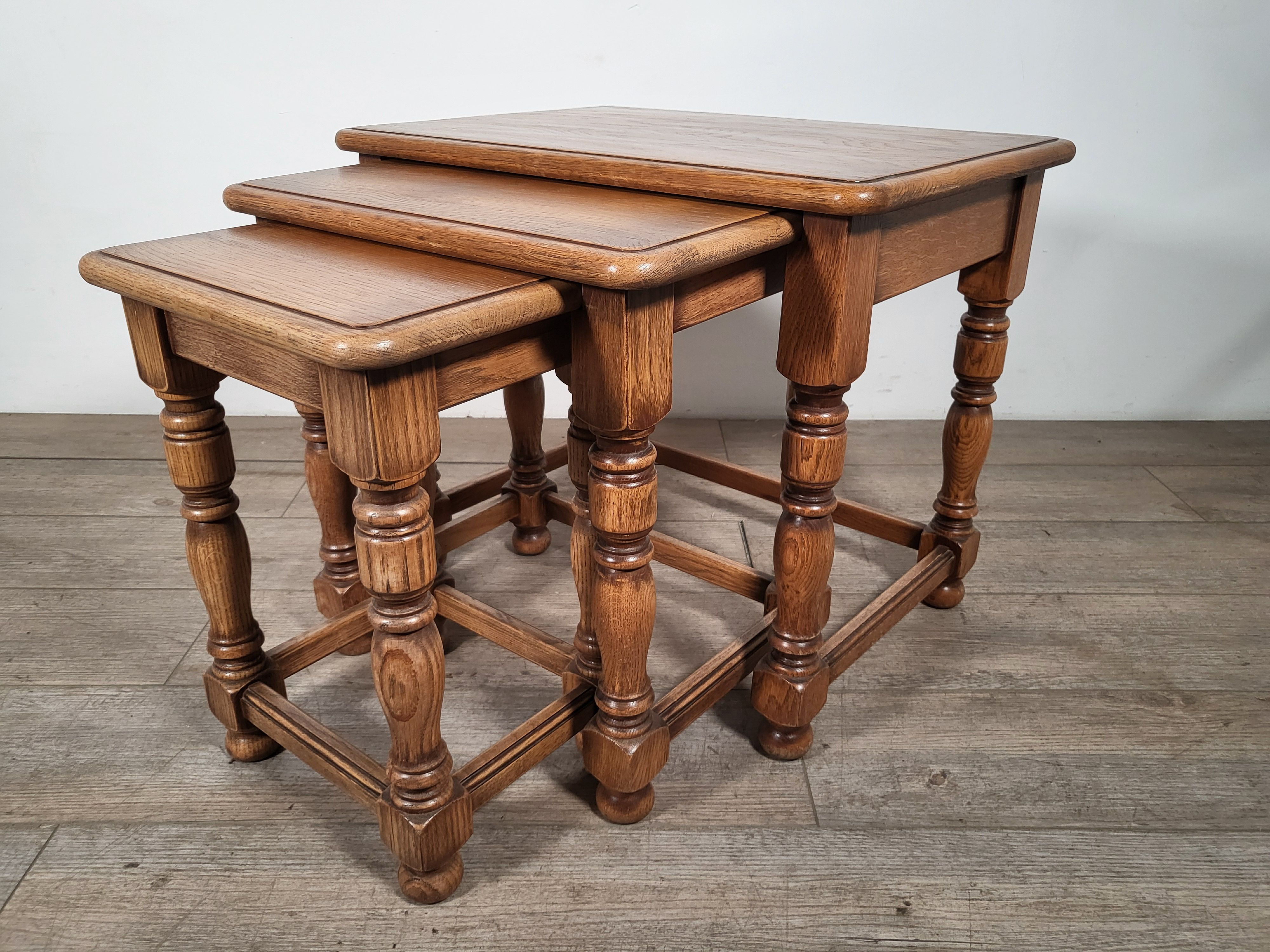 フランス ヴィンテージ　オーク製ネストテーブル ジゴーニュテーブル 上品な テーブル　大中小セット　ショップディスプレー　店舗什器