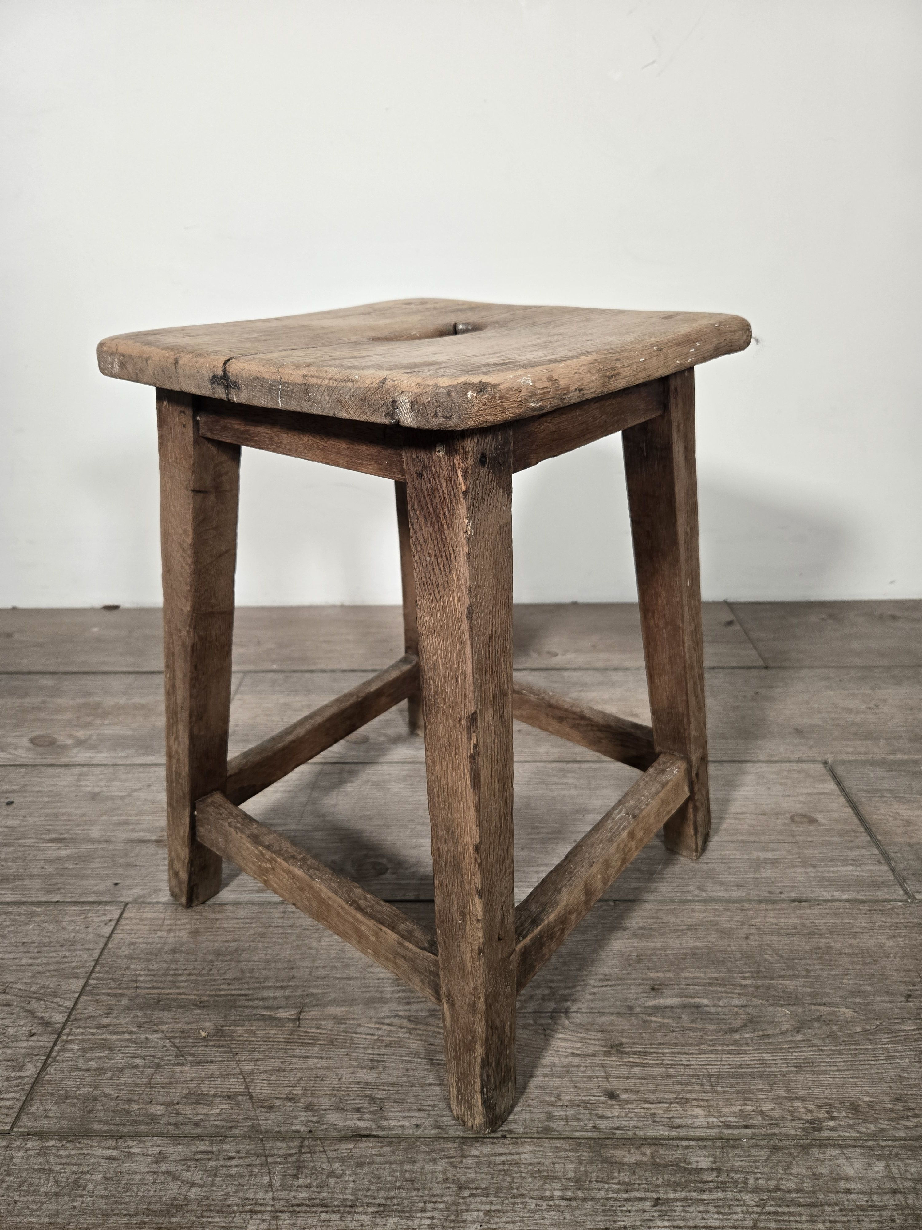 フランス アンティーク木製スツール　リュスティック　　めっちゃシンプルスツール　素朴　ショップディスプレ　店舗什器