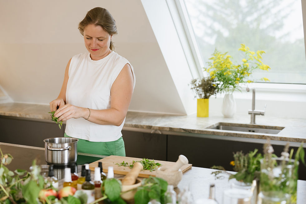 Katharina rührt in ihrer Küche Naturkosmetik, Ausstattung zur Herstellung von eigener Hautpflege
