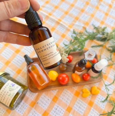 Selbstgemachtes Nachtserum Sommergold mit Schafgarbe und Tomate für reife Haut