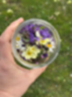 Hautpflege mit Frühlingsblüten