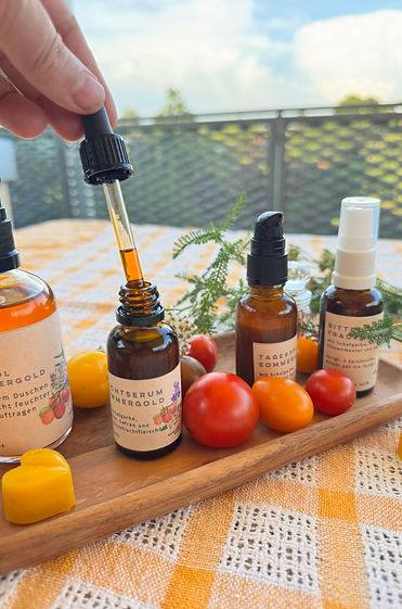 Vier selbstgemachte Naturkosmetik-Produkte aus dem Workshop Sommergold