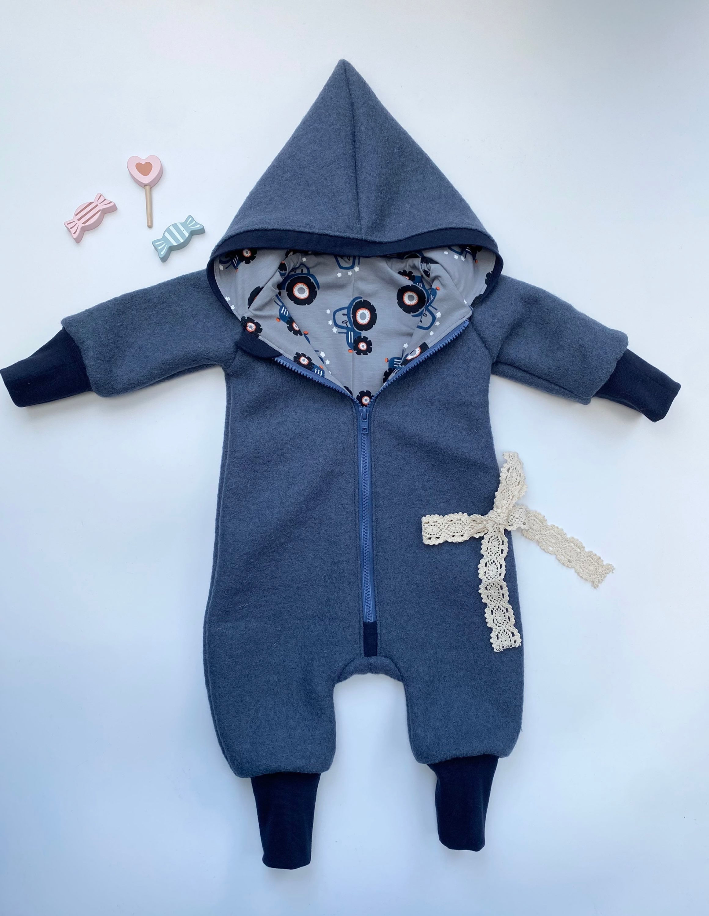 Walk-Overall Rauchblau mit Bündchen in dunkelblau Traktor